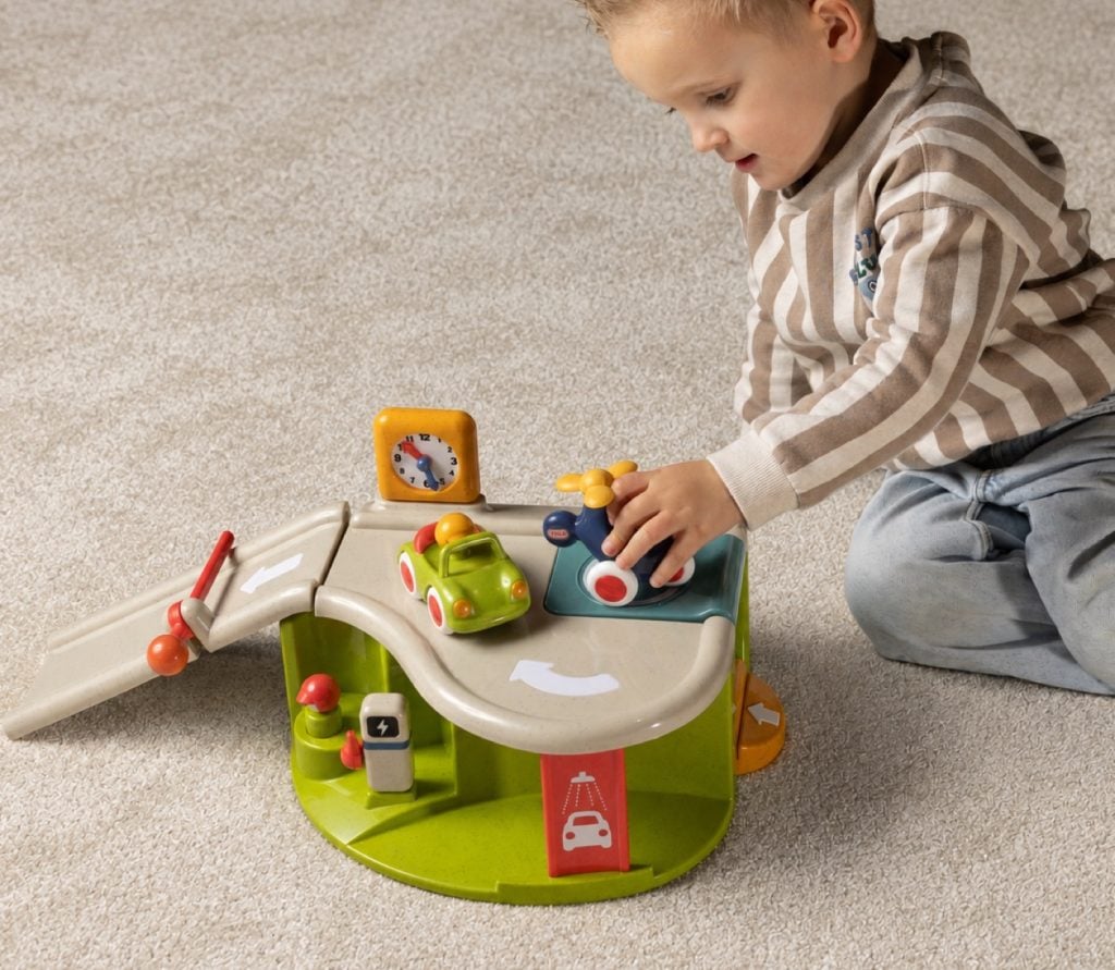 Kinder beim Spielen mit Tolo-Spielzeug